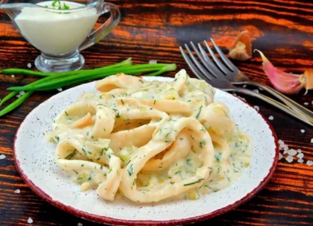 Кальмары в зеленом соусе с чесноком