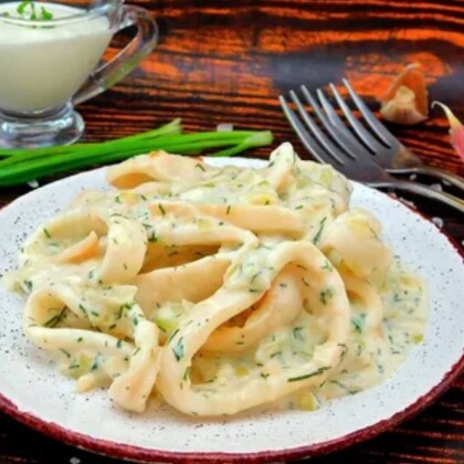 Кальмары в зеленом соусе с чесноком