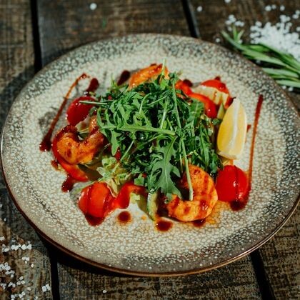 Салат с рукколой и креветками