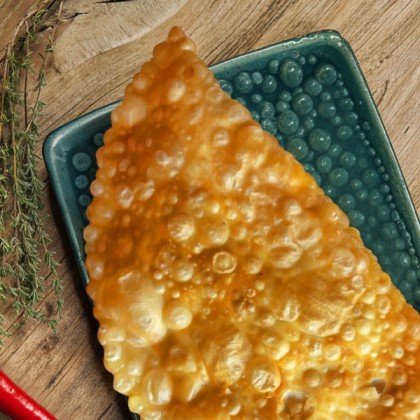 Чебурек с сыром сулугуни и ветчиной