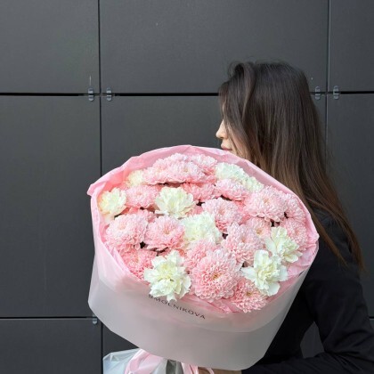 Розовые хризантемы с белыми диантусами