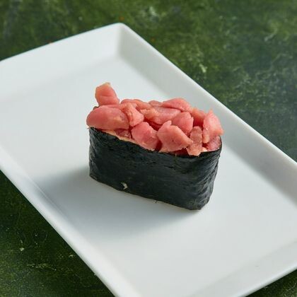 С тунцом острые