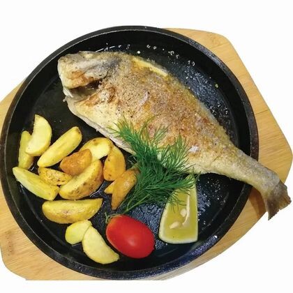 Рыба дорадо на сковороде