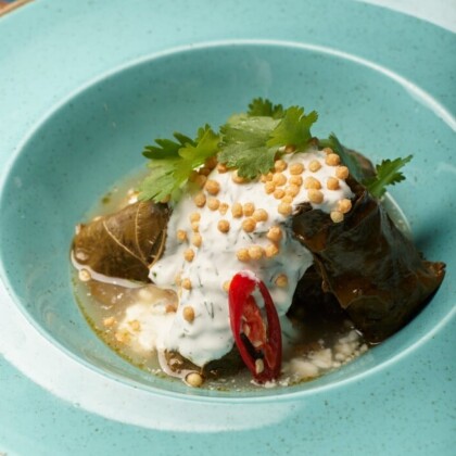 Долма в виноградных листьях
Подается со сметанно-чесночным соусом