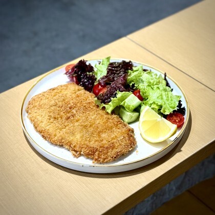 Куриный шницель с овощным с салатом