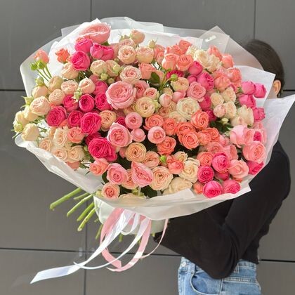 31 кустовая роза в букете