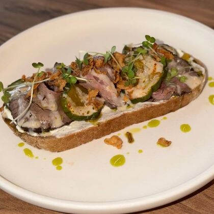 Брускетта «Мусс из белых грибов и ростбиф»