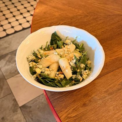 Салат с грушей, горгонзоллой и кедровыми орехами
