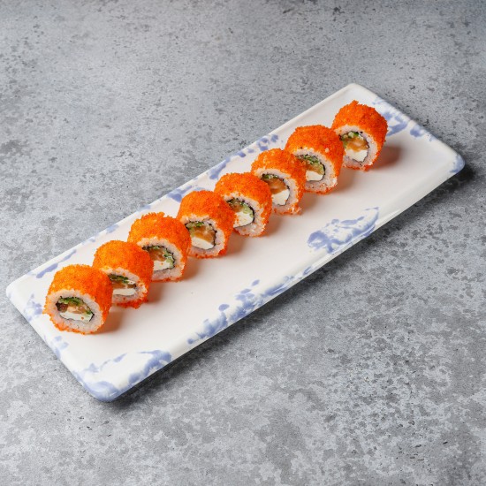 Ролл с лососем, икрой Масага и огурцом