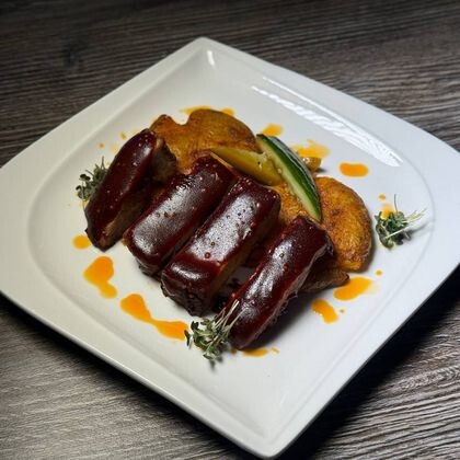 Запеченная свинина барбекю с печеным картофелем