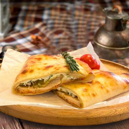 Кесадилья с курицей и маринованным огурцом