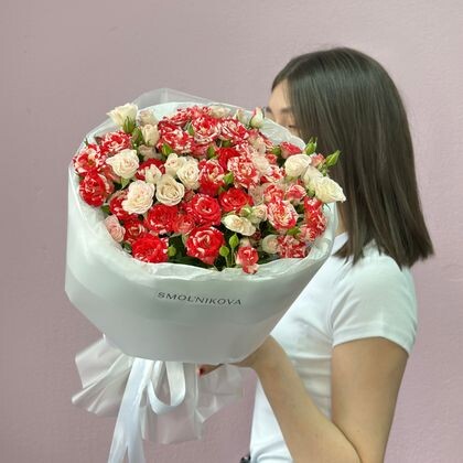 Яркий микс кустовых роз в стильном оформлении