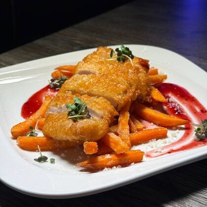 Куриное филе в темпуре с бататом и брусничным соусом