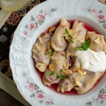 Вареники с вишней и миндалем