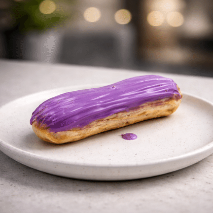 Эклер черничный