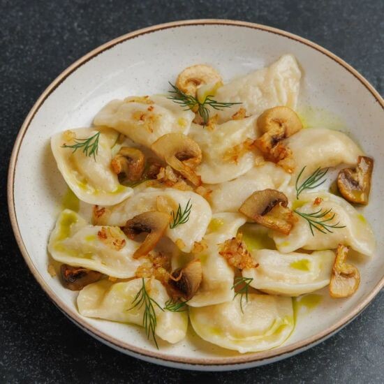 Домашние вареники с картофелем ,грибами и жаренным луком