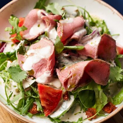 Салат с розовой телятиной, вялеными томатами и немного тартуфо