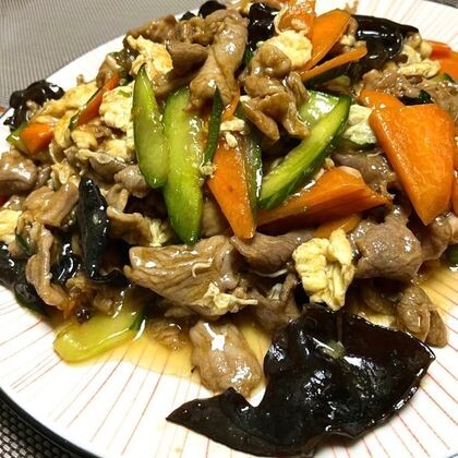 Свинина с древесными грибами, яйцом и овощами