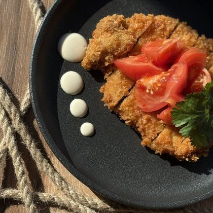 Свиной шницель с томатами в соусе свит Чили