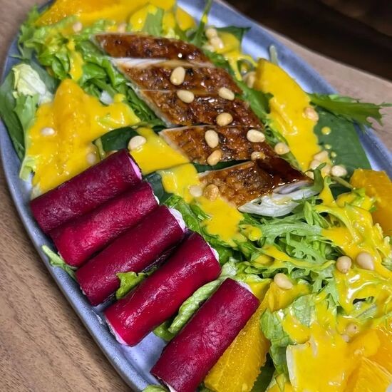 Салат с печеной свеклой и угрем