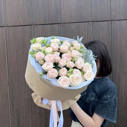 Милый букет из кустовых роз