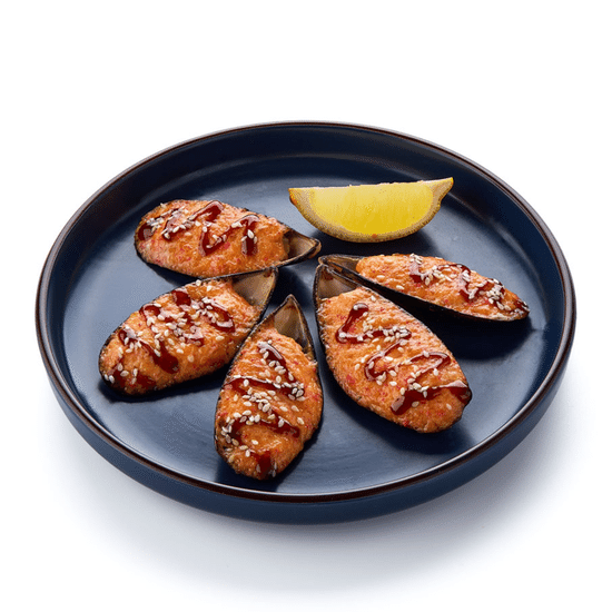 Мидии, запечённые под соусом спайси с картофелем фри