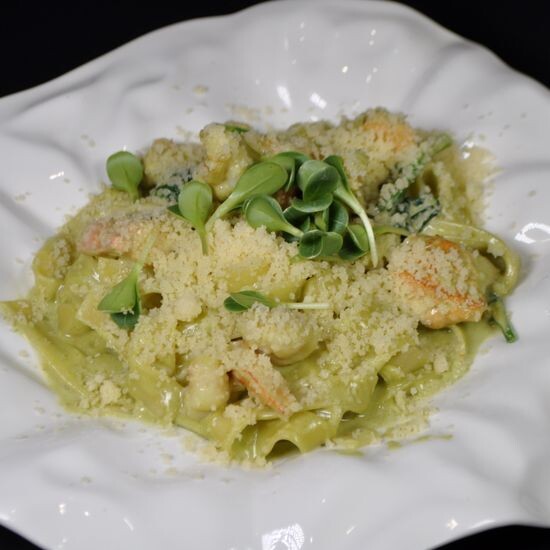 Фетучини со шпинатом, креветками и сёмгой