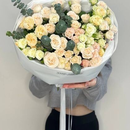 Нежный микс кустовых пионовидных роз с эвкалиптом