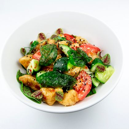 Салат с хрустящими баклажанами и творожным сыром