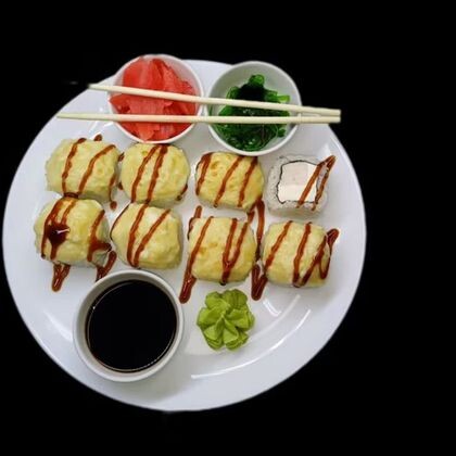 Запеченый с курицей под сырно чесночным соусом