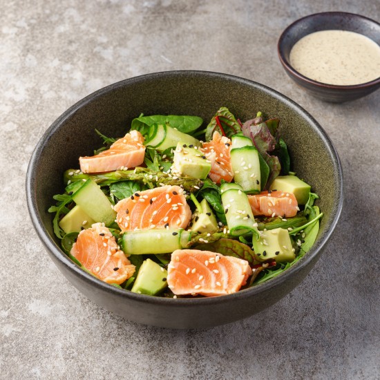 Салат опаленный лосось