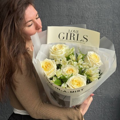 Роскошные пионовидные розы с альстромерией