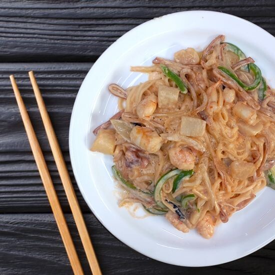 Удон с морепродуктами в остро-сливочном соусе