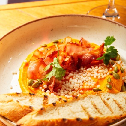 Тыквенный хумус с обжаренным беконом и тыквенными семечками