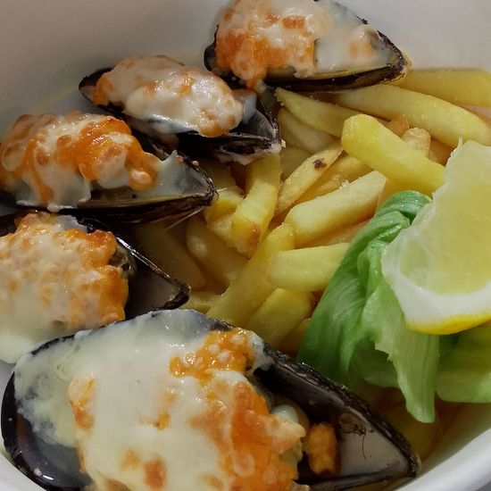 Мидии запечённые под сырно-икорным соусом с картофелем фри