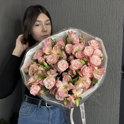 Шикарные кустовые розы в букете