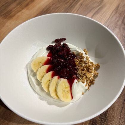 Йогурт с клюквой и бананом