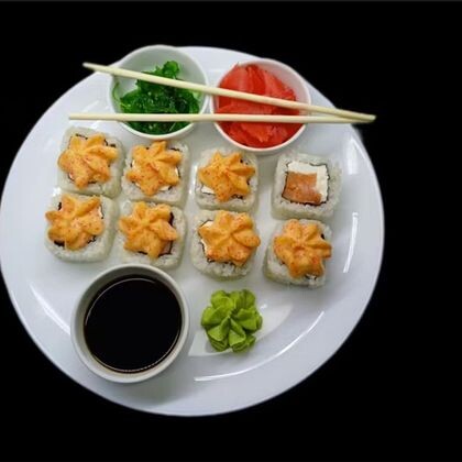 Запеченный с сёмгой под спайси соусом