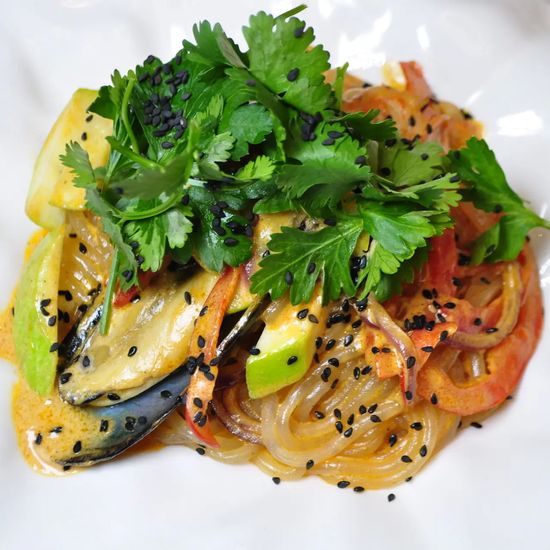 Стеклянная лапша с морепродуктами соусом том ям