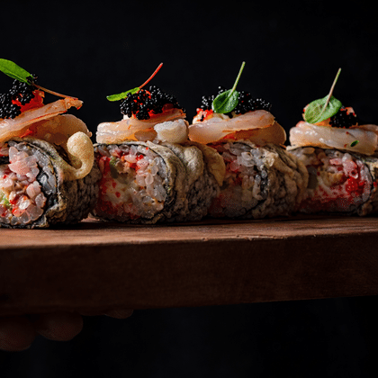 Горячий ролл с креветками, угрем, авокадо и сливочным сыром