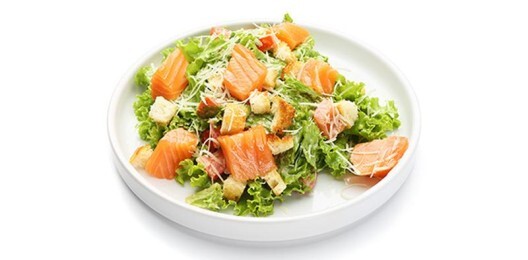 Салат цезарь с лососем