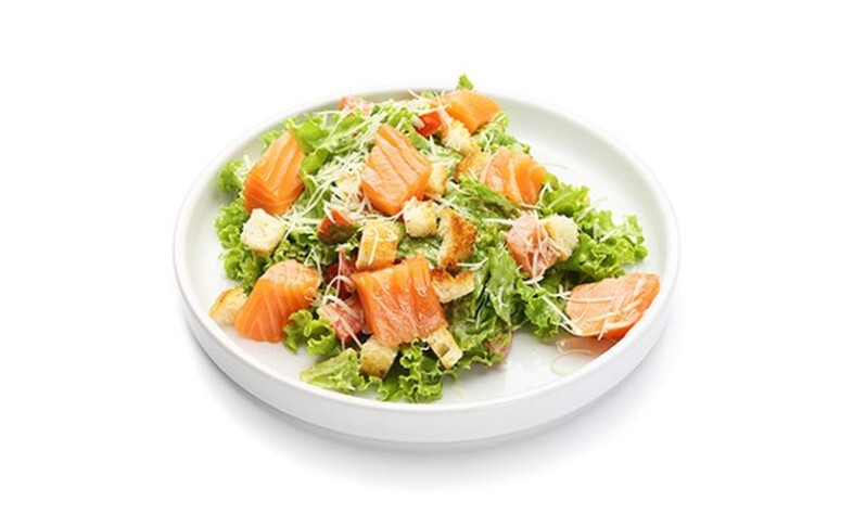 Салат цезарь с лососем