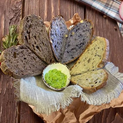 6 кусочков хлеба в корзине