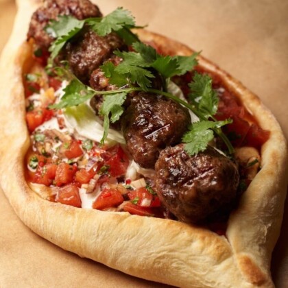 Хачапури с тефтельками из ягненка, пряными томатами и страчателлой