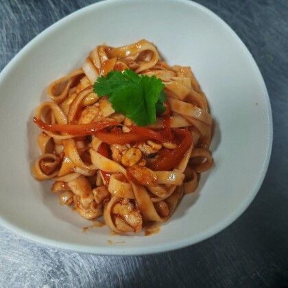 Лапша по-сеульски с курицей и арахисом