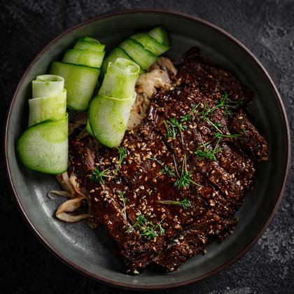 Говядина  в соусе черный перец с грибами