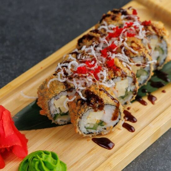 Жареный ролл в темпурном кляре с креветками