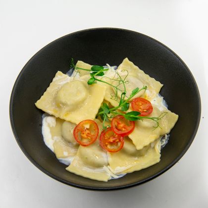 Равиоли с телятиной и сыром пармезан под сливочно-сырным соусом