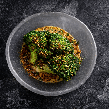 Стейк из брокколи с ореховым соусом