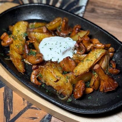 Жареный картофель с лисичками